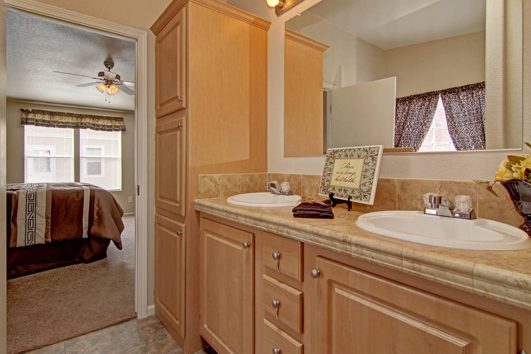 Sunrise 3252 bathroom home features