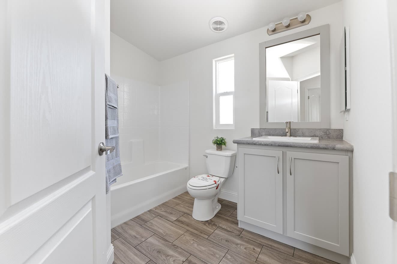 Sedona ridge interior and bathroom home features